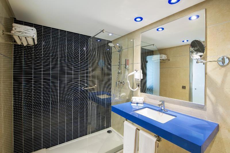 Habitación Doble Superior con 2 camas individuales y balcón (2 adultos + 1 niño)