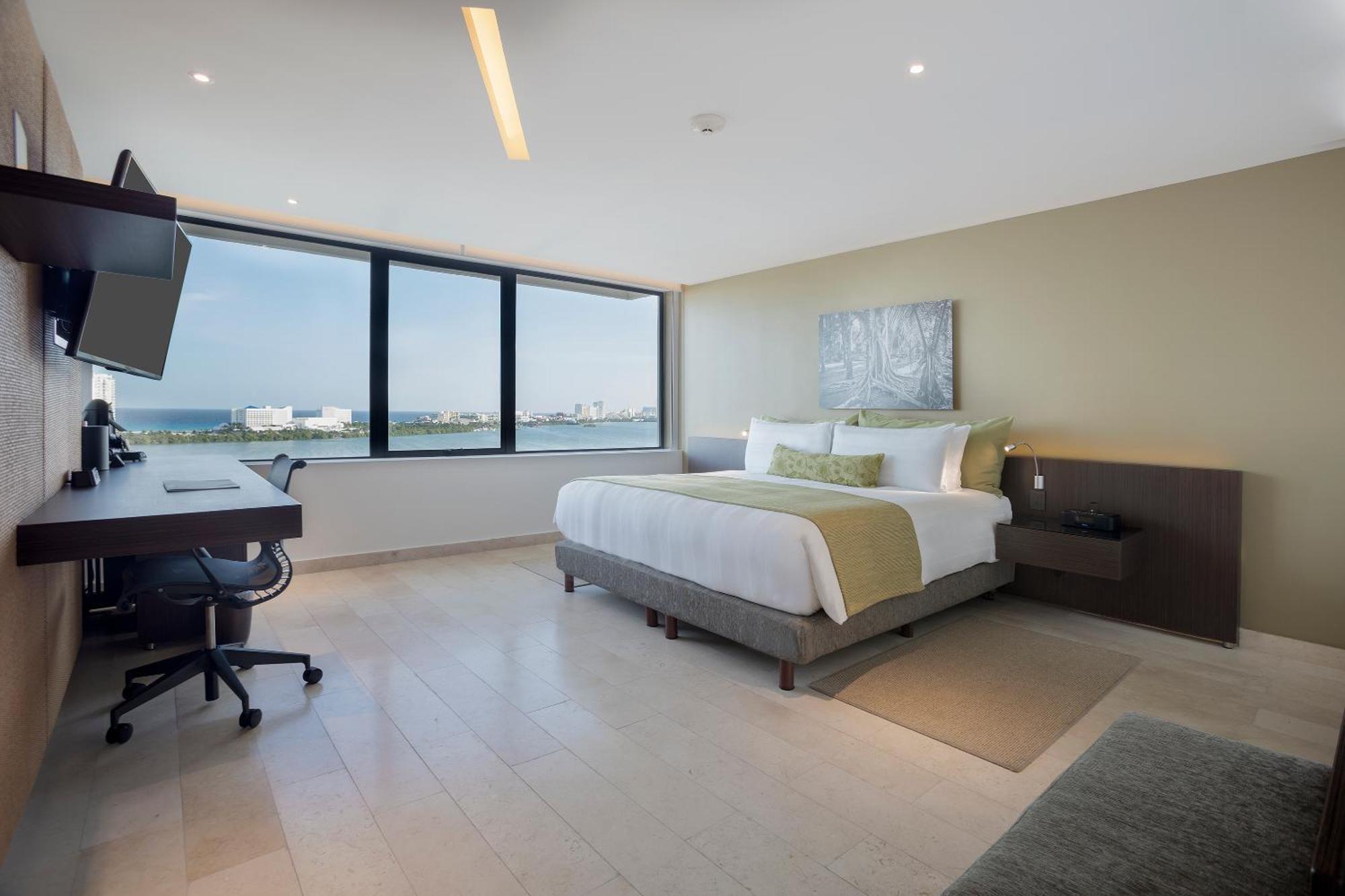 Suite con cama extragrande, terraza y vistas al mar