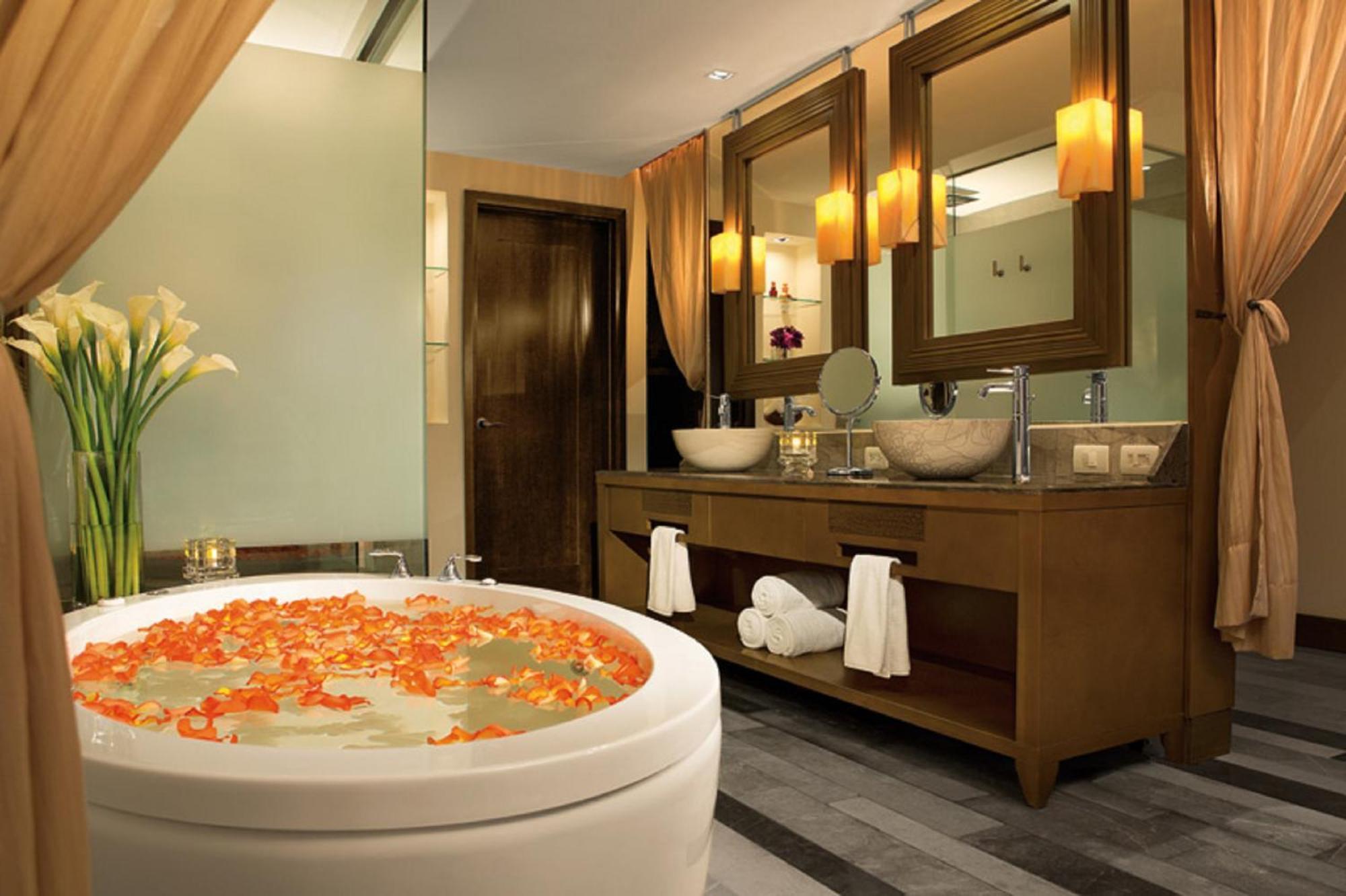 Preferred Club Master Suite Swimout Garden View
