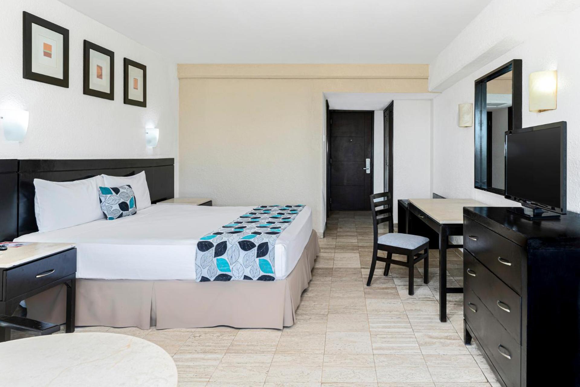 Habitación con cama extragrande y vistas al jardín