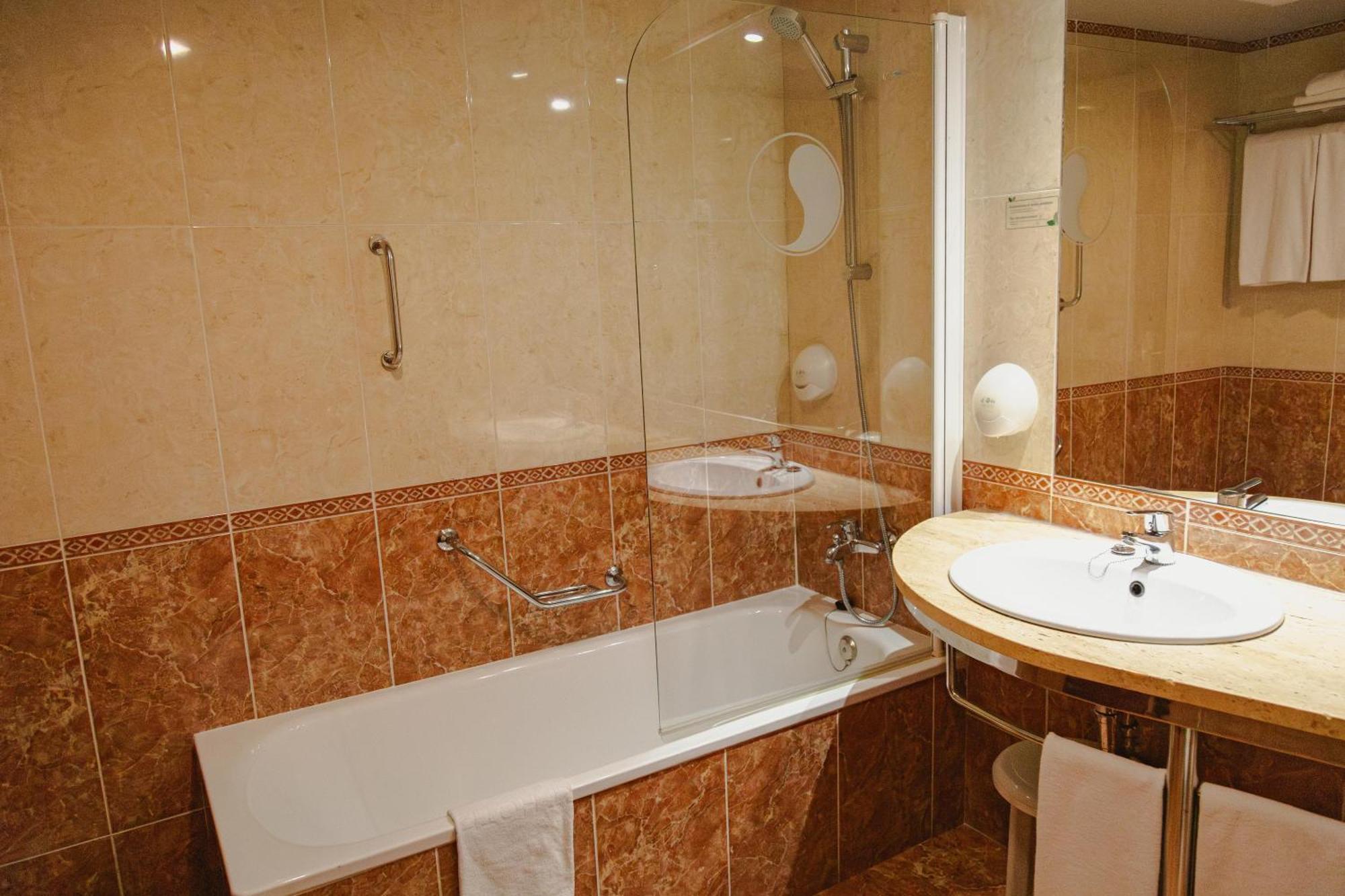 Habitación Doble con vistas a la piscina (3 adultos) - 1 o 2 camas