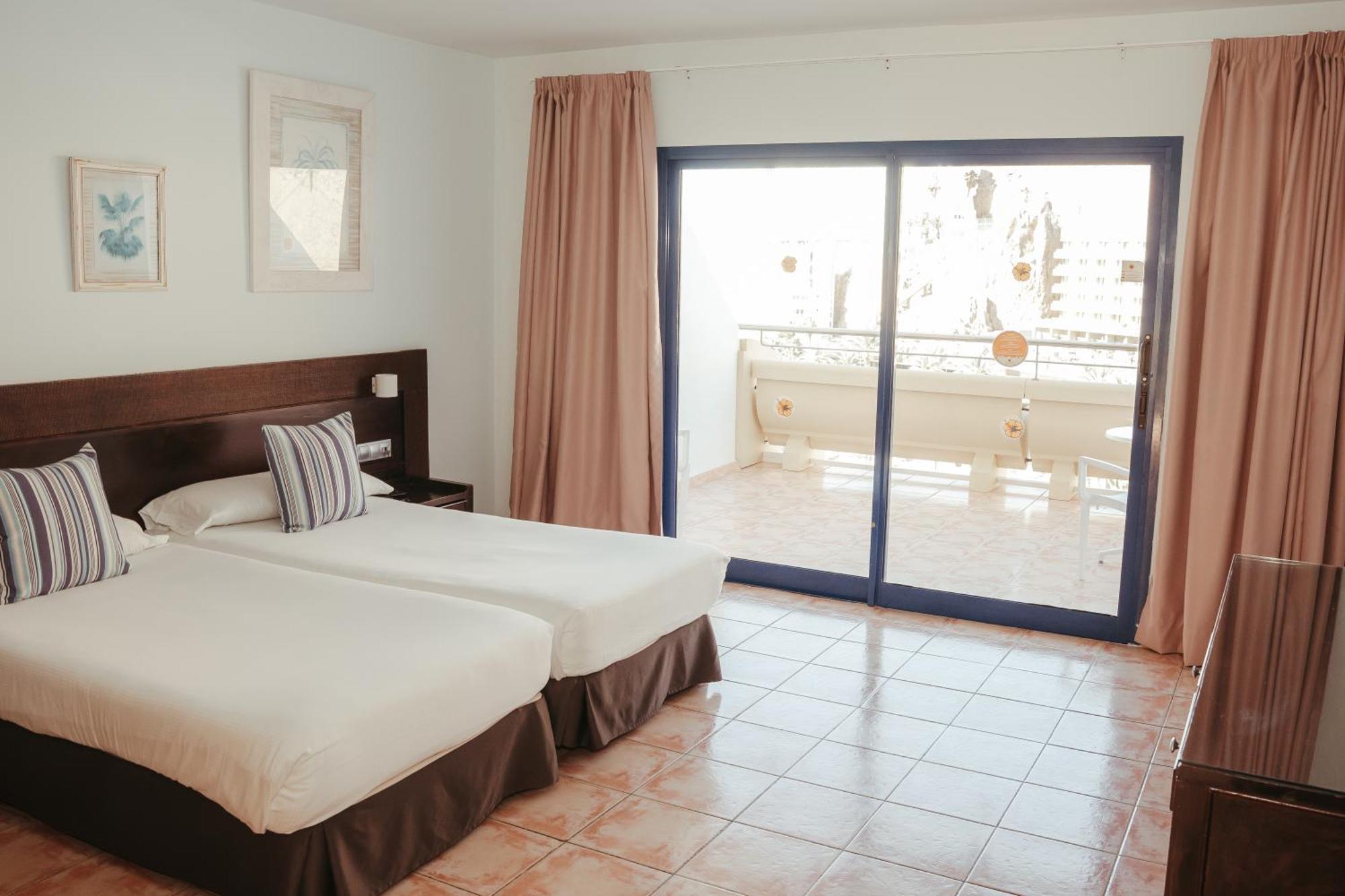 Habitación doble superior con vistas al mar y terraza y parque acuático