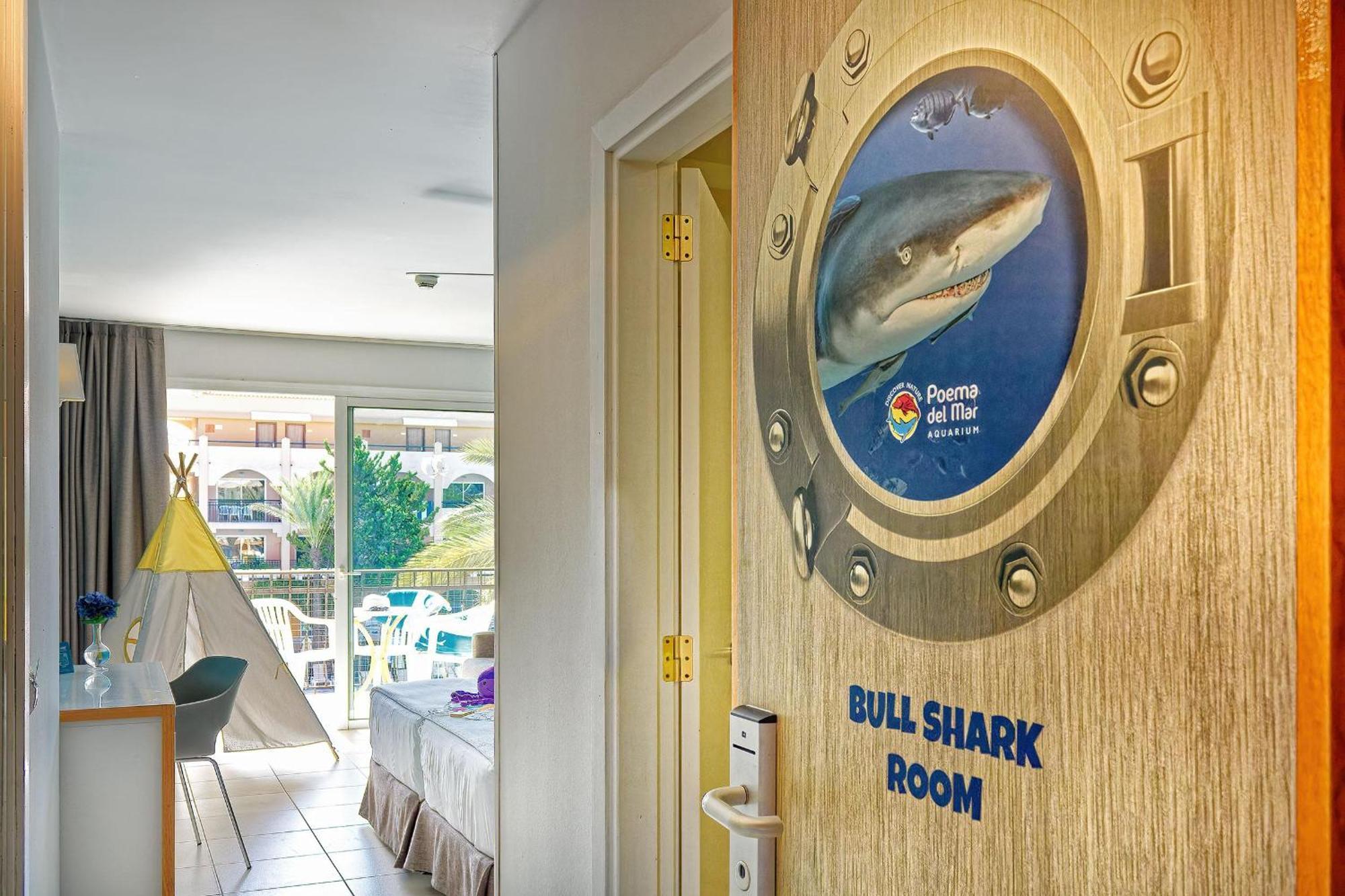 Habitación Doble con vistas a la piscina y entrada al acuario Poema del Mar (2 adultos + 2 niños)
