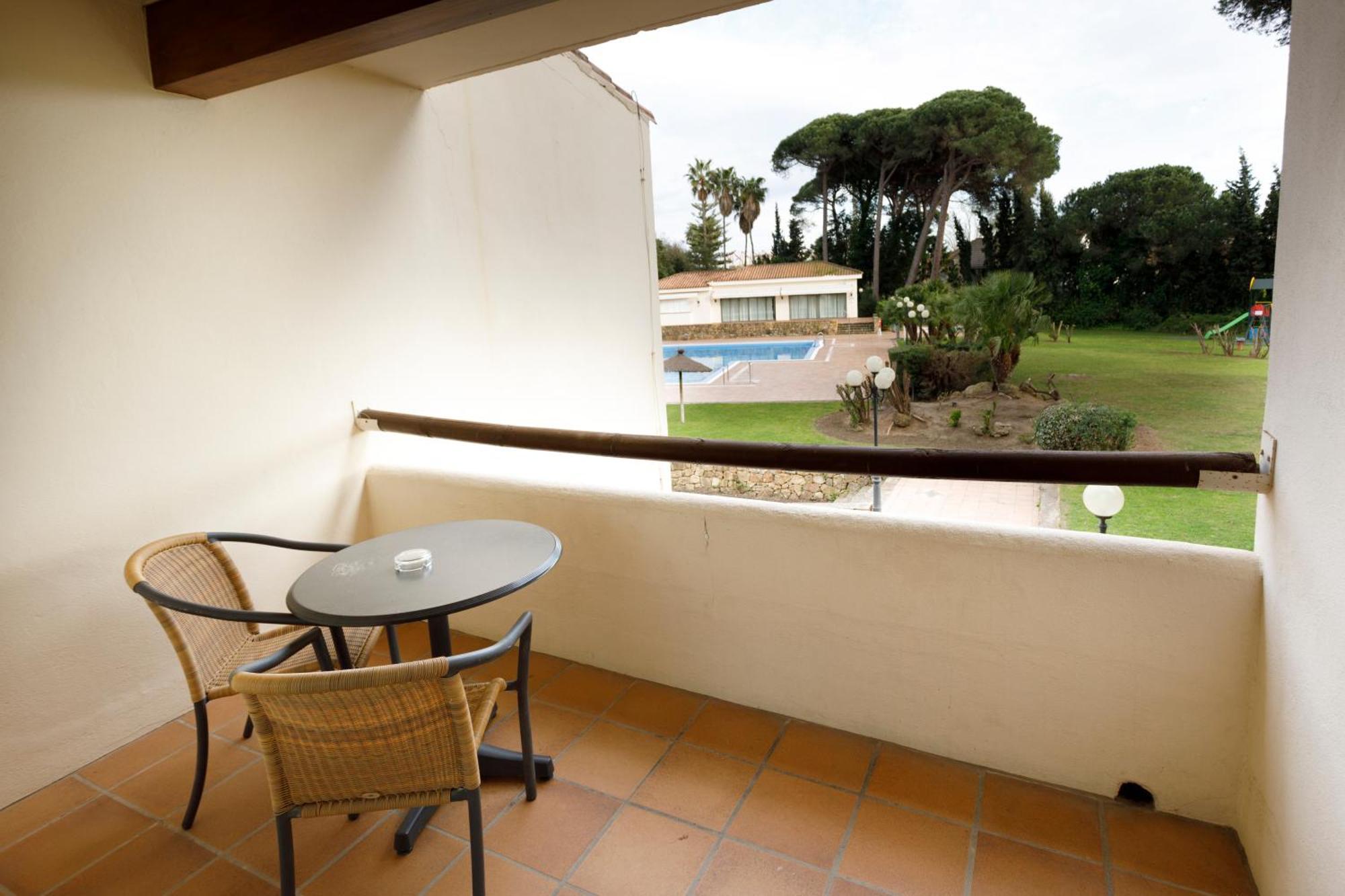 Habitación con cama grande y vistas al jardín