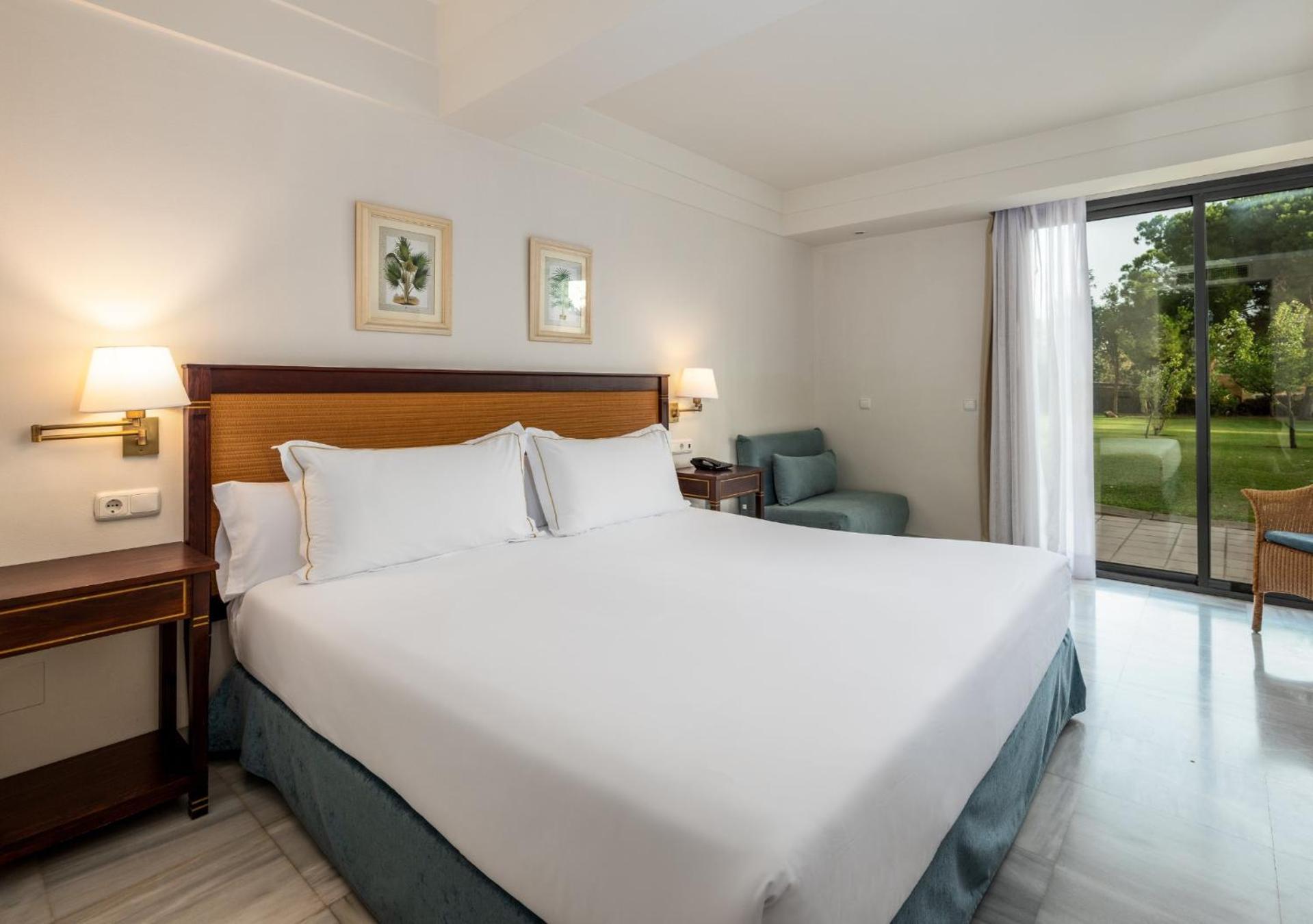 Habitación con cama extragrande y vistas al jardín