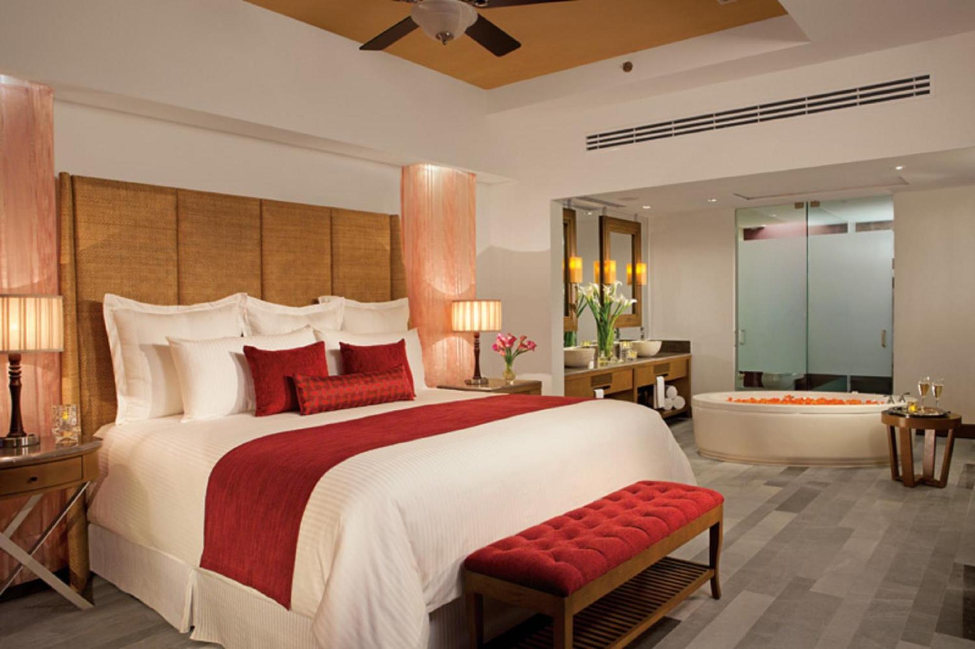 Preferred Club Master Suite Swimout Garden View