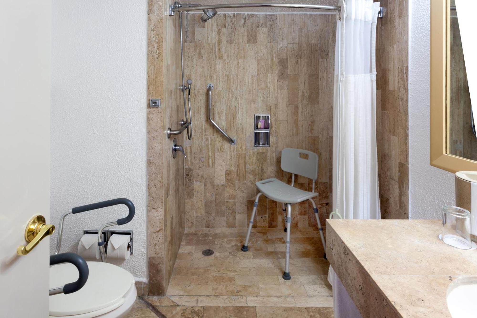 Habitación Doble con 2 camas dobles adaptada para personas con movilidad reducida