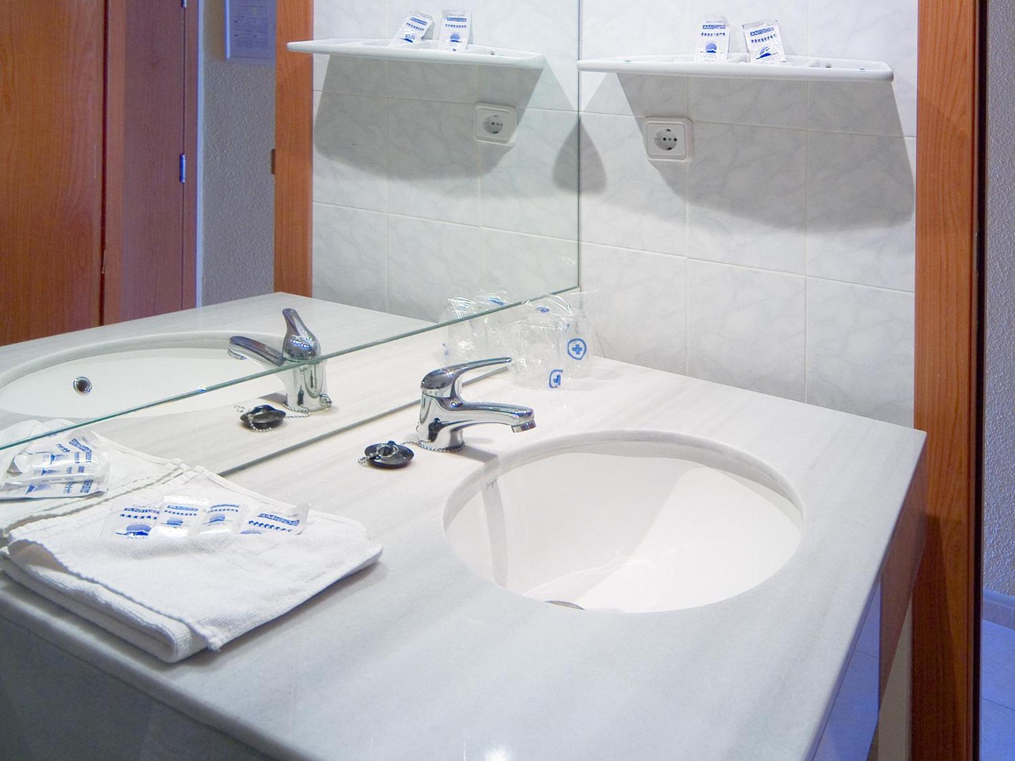 Habitación Doble con vistas a la piscina (2 adultos)